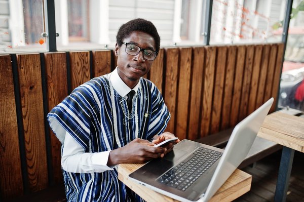 Comment se vêtissent les hommes africains ? Top 3 des tenues masculines africaines